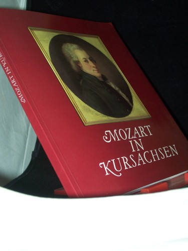 Artikelbild des Artikels “Mozart in Kursachsen / Stadtgeschichtliches Museum Leipzig. Hrsg. von
Brigitte Richter und Ursula Oehme. Im Auftr. des Rates der Stadt
Leipzig... “