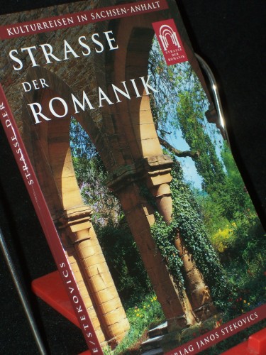 Artikelbild des Artikels “Strasse der Romanik : Führer zu Architektur, Kunst und Geschichte an
der Tourismusstrasse in Sachsen-Anhalt / hrsg. von Christian Antz.
Text Rose-Marie Knape. Fotogr. Janos Stekovics “