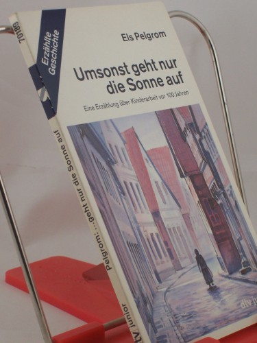 Artikelbild des Artikels “Umsonst geht nur die Sonne auf : eine Erzählung über Kinderarbeit
vor 100 Jahren / Els Pelgrom. Mit Federzeichn. von Michael Olschowy.
Aus dem Niederländ. von Jutta und Theodor A. Knust “