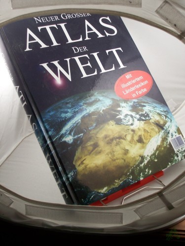 Product image of the product “Neuer großer Atlas der Welt - Mit illustriertem Länderlexikon in Farbe ”