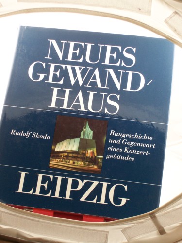 Artikelbild des Artikels “Neues Gewandhaus Leipzig : Baugeschichte u. Gegenwart e.
Konzertgebäudes / Rudolf Skoda “