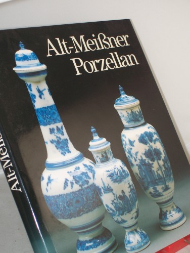 Artikelbild des Artikels “Alt-Meissner Porzellan in Dresden / Ingelore Menzhausen. Jürgen
Karpinski, Farbaufnahmen “