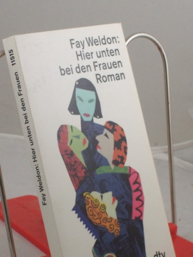 Artikelbild des Artikels “Hier unten bei den Frauen : Roman / Fay Weldon. Dt. von Isabella
Nadolny “
