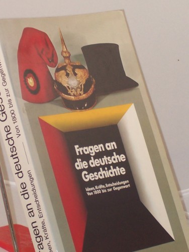 Artikelbild des Artikels “Fragen an die deutsche Geschichte : Ideen, Kräfte, Entscheidungen von 1800 bis zur Gegenwart ; histor. Ausstellung im Reichstagsgebäude in Berlin ; Katalog / d. Ausstellung wird vom Dt. Bundestag veranst. Hrsg. Dt. Bundestag, Referat Öffent “