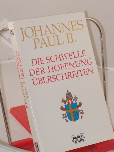 Artikelbild des Artikels “Die Schwelle der Hoffnung überschreiten / Johannes Paul II. Aus dem
Ital. von Irene Esters “