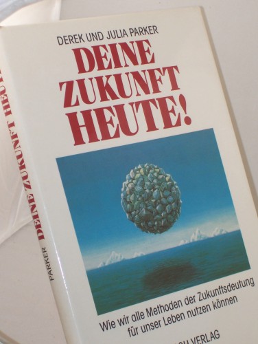 Artikelbild des Artikels “Deine Zukunft - heute! : Wie wir alle Methoden der Zukunftsdeutung
für unser Leben nutzen können / Julia u. Derek Parker. Ins. Dt.
übertr. von Jürg Wahlen “