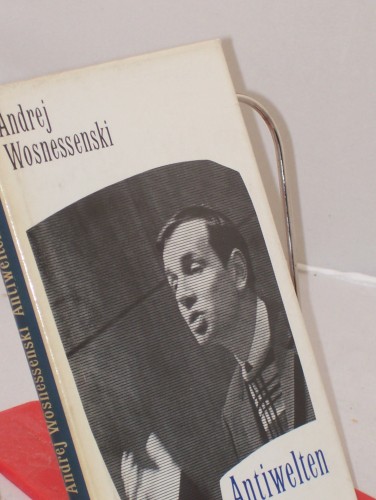 Artikelbild des Artikels “Antiwelten / Andrej Wosnessenski. Nachgedichtet von Jens Gerlach. Aus
d. Russ. Interlinearübers., hrsg. u. mit e. Nachw. vers. von Herbert
Krempien “