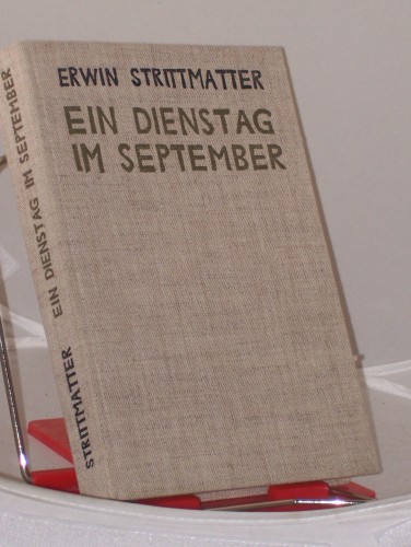 Artikelbild des Artikels “Ein Dienstag im September : 16 Romane im Stenogramm / Erwin
Strittmatter. Holzschn. v. Lothar Sell “