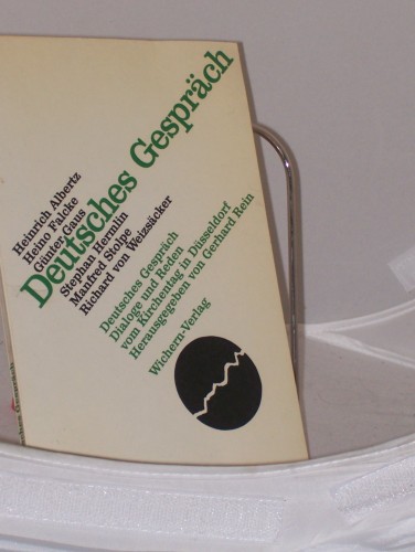 Artikelbild des Artikels “Deutsches Gespräch : Dialoge u. Reden vom Kirchentag in Düsseldorf ;
d. Dialoge u. Reden sind beim 21. Dt. Evang. Kirchentag gehalten
worden, d. vom 5. - 9. Juni 1985 in Düsseldorf stattfand / Heinrich
Albertz... hrsg. von Gerhard Rein “