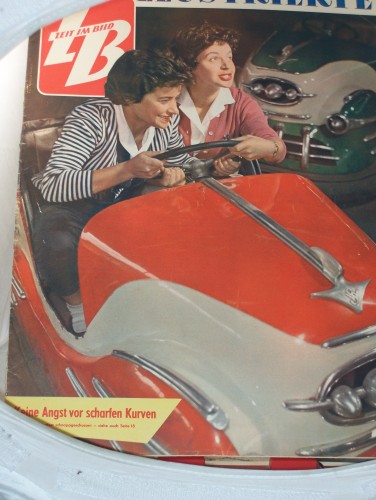 Artikelbild des Artikels “Nr. 29/ 2. Oktoberheft 1958, Keine Angst vor scharfen Kurven. Auf
einem Herbstfest schnappgeschossen... “