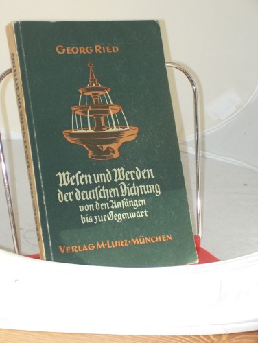Artikelbild des Artikels “Wesen und Werden der deutschen Dichtung : von den Anfängen bis zur
Gegenwart / von Georg Ried “