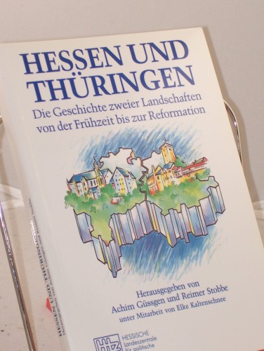 Artikelbild des Artikels “Hessen und Thüringen : die Geschichte zweier Landschaften von der
Frühzeit bis zur Reformation / HLZ, Hessische Landeszentrale für
Politische Bildung. Hrsg.: Achim Güssgen und Reimer Stobbe. Unter
Mitarb. von Elke Kaltenschnee “