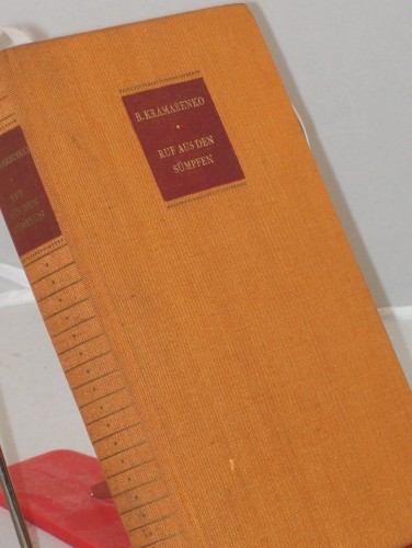 Artikelbild des Artikels “Ruf aus den Sümpfen : Roman / Boris Kramarenko. Dt. v. Gottfried J.
Wojtek. Die Liedertexte wurden nachgedichtet v. Wilhelm Tkaczyk “