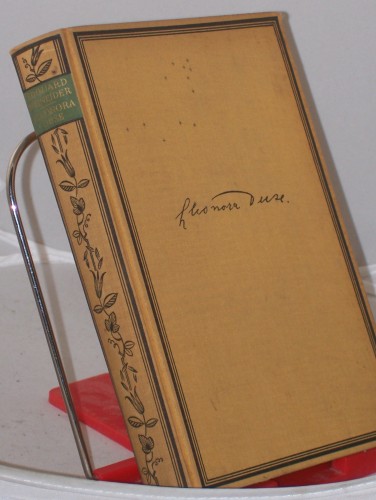 Artikelbild des Artikels “Eleonora Duse : Erinnergn, Betrachtgn u. Briefe / Edouard Schneider.
Übertr. von Th. Mutzenbecher “