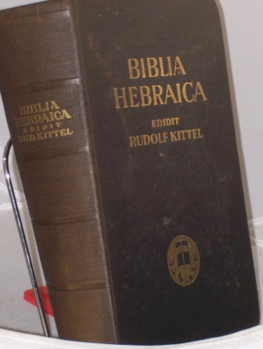 Artikelbild des Artikels “Biblia Hebraica. Adjuvantibus W. Baumgartner, G. Beer, J. Begrich,
J.A. Bewer, F. Buhl, J. Hempel, F. Horst, M. Noth, O. Procksch, G.
Quell, T.H. Robinson, W. Rudolph, H.H. Schaeder. Textum Masoreticum
curavit P. Kahle. Editionem tertiam de “