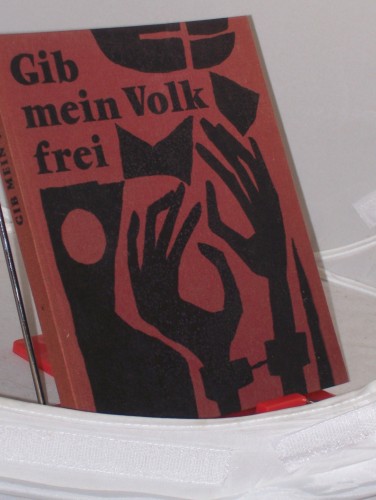 Artikelbild des Artikels “Gib mein Volk frei : 8 Negerpredigten / James Weldon Johnson. Aus d.
Amerikan. Dt. von Rudolf Hagelstange. Mit Illustrationen von Gerhard
M. Hotop “