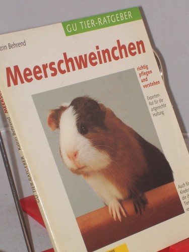 Artikelbild des Artikels “Meerschweinchen richtig pflegen und verstehen : Experten-Rat für die artgerechte Haltung / Katrin Behrend. Farbfotos: Karin Skogstad. Zeichn.: György Jankovics “