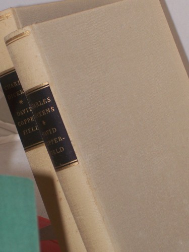 Artikelbild des Artikels “Lebensgeschichte, Abenteuer, Erfahrungen, Beobachtungen des David
Copperfield / Charles Dickens. 2 Bände, Übers. von Erich Müller.
Mit Ill. von H. K. Browne “