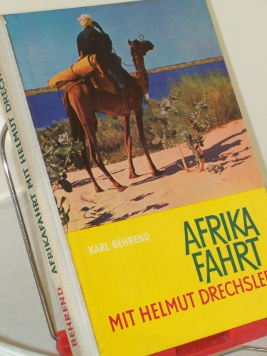 Artikelbild des Artikels “Afrikafahrt mit Helmut Drechsler / Karl Behrend. Mit e. Einf. v.
Heinrich Dathe. Kt. Zeichng v. Gisela Schnelle “