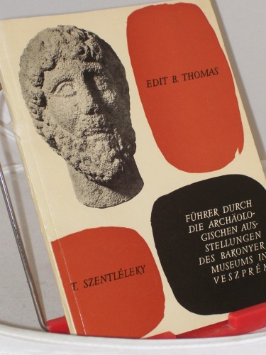 Artikelbild des Artikels “Führer durch die archäologischen Sammlungen des Bakonyer Museums in
Veszprém : Urzeit-Römerzeit / Edit B. Thomas ; Tihamér Szentléleky “