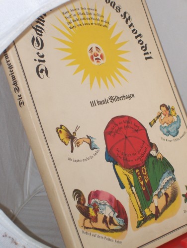 Artikelbild des Artikels “Die Schwiegermutter und das Krokodil : 111 bunte Bilderbogen f. alle
Land- u. Stadtbewohner soweit d. Himmel blau ist / Hrsg. von Werner
Hirte “