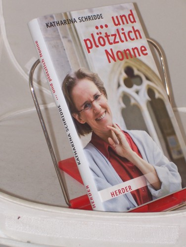 Artikelbild des Artikels “... und plötzlich Nonne / Katharina Schridde “