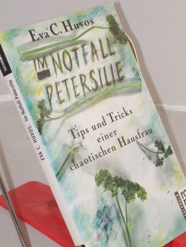 Artikelbild des Artikels “Im Notfall Petersilie : Tips und Tricks einer chaotischen Hausfrau / Eva C. Huvos “