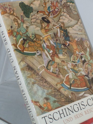 Artikelbild des Artikels “Tschingis-Chan und sein Reich / Photogr. von W. Forman. Text von J.
Marek u. H. Kní?ková. Dt. von Charlotte u. Ferdinand Kirschner “