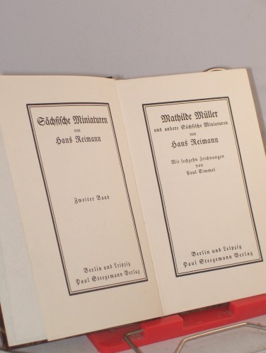 Artikelbild des Artikels “Reimann, Hans: Sächsische Miniaturen. - Berlin : Steegemann|| Mehrteiliges Werk||Teil: Bd. 2. Mathilde Müller u. andere Sächsische Miniaturen / mit 16 Zeichngn v. Paul Simmel “