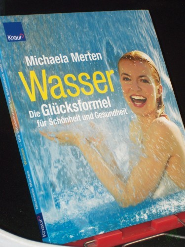 Product image of the product “Wasser : die Glücksformel für Schönheit und Gesundheit / Michaela Merten ”