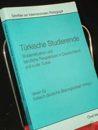 Product image of the product “Türkische Studierende, Studiensituation und berufliche Perspektiven in Deutschland und in der Türkei ”