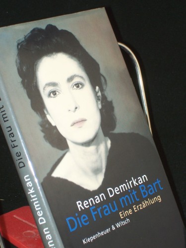 Artikelbild des Artikels “Die Frau mit Bart / Renan Demirkan “