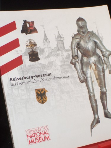 Artikelbild des Artikels “Führer durch die Schausammlung / Kaiserburg-Museum des Germanischen
Nationalmuseums / Germanisches Nationalmuseum, Nürnberg. Johannes
Willers. Mit Beitr. von Manfred Nawroth (Das Reitzubehör) und G.
Ulrich Großmann (Die Kaiserburg) “