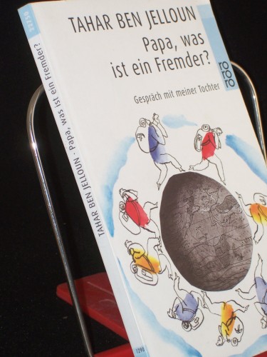 Artikelbild des Artikels “Papa, was ist ein Fremder? : Gespräch mit meiner Tochter / Tahar Ben
Jelloun. Illustrationen von Charley Case. Mit einem Nachw. von Daniel
Cohn-Bendit. Aus dem Franz. von Christiane Kayser “