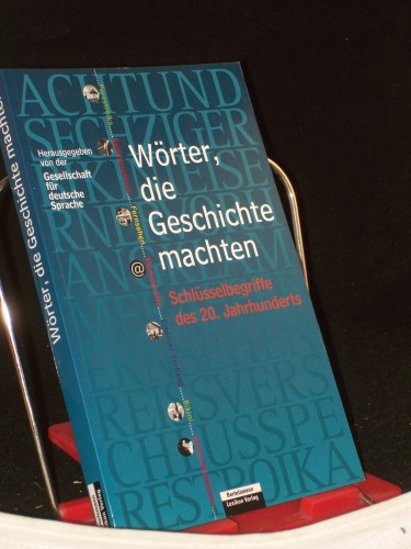 Artikelbild des Artikels “Wörter, die Geschichte machten : Schlüsselbegriffe des 20. Jahrhunderts / hrsg. von der Gesellschaft für Deutsche Sprache. Projektl.: Sabine Krome “