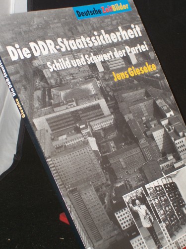 Artikelbild des Artikels “Die DDR-Staatssicherheit : Schild und Schwert der Partei /
Bundeszentrale für Politische Bildung. Jens Gieseke unter Mitarb. von
Doris Hubert “