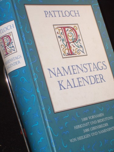 Artikelbild des Artikels “Pattloch-Namenstagskalender / Vera Schauber. Dokumentation von Hanns
Michael Schindler “