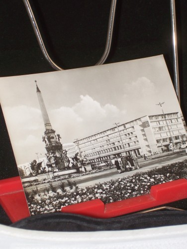 Artikelbild des Artikels “Messestadt Leipzig, Mendebrunnen und neuerbautes Postamt am Karl Marx
Platz “