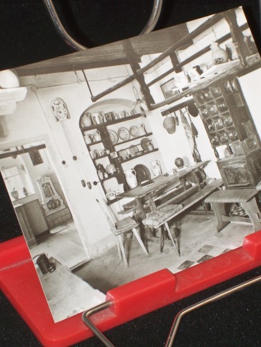 Artikelbild des Artikels “Kohren-Salis, Kreis Geithain, Töpfermuseum, Töpferwerkstatt mit
Wohnecke, 1972, Foto Kühn “