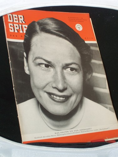 Artikelbild des Artikels “44/1953, WAS HALTEN SIE VON ADENAUER; GUCKLOCH DES ALTEN HERRN; MEINUNGSFORSCHERIN ELISABETH NOELLE NEUMANN “