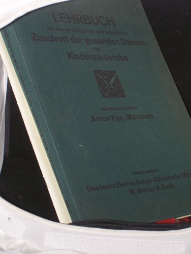 Artikelbild des Artikels “Lehrbuch für den praktischen und modernen Zuschnitt der gesamten
Damen- und Kindergarderobe : Als Leitf. ausgearb. f. d. Schule sowie
zum Selbstunterricht ; Nachschlagewerk f. Fachvereine, Korporationen,
Verbände usw. / A. Egg “