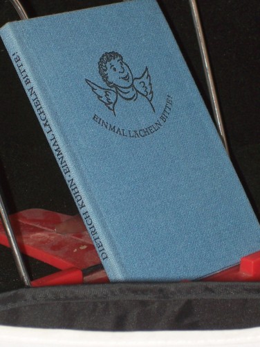 Artikelbild des Artikels “Einmal lächeln, bitte! : Heiteres aus dem Leben der Kirchgemeinde / zsgetragen von Dietrich Kühn. Mit 10 Zeichn. von Horst Räcke “