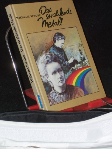 Artikelbild des Artikels “Das strahlende Metall : Leben u. Werk von Pierre Curie u. Marie
Curie-Skłodowska / Wilhelm Strube. [Unter Mitarb. von Helga Strube.
Ill. von Renate Jessel] “
