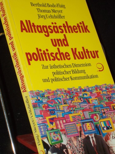Artikelbild des Artikels “Alltagsästhetik und politische Kultur : zur ästhetischen Dimension
politischer Bildung und politischer Kommunikation / Berthold Bodo
Flaig ; Thomas Meyer ; Jörg Ueltzhöffer “