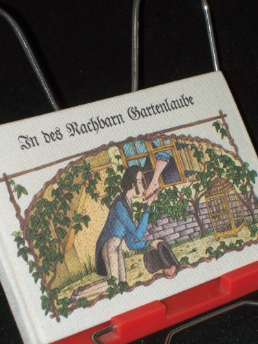 Artikelbild des Artikels “In des Nachbarn Gartenlaube : Lieder von Liebe und Leid mit Winken
für Heim und Herd sowie Orig.-Künstler-Bildnissen von schurkischen
Freiern und arglosen Mamsells / Notate von Herrn Werion. Zitate und
Vorw. von Frau Fehlberg. Bildnisse von “