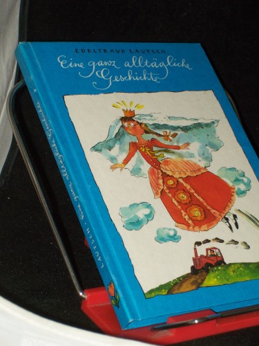 Artikelbild des Artikels “Eine ganz alltägliche Geschichte : über Manne u. Inge, Oma Anne u. Schäfer Witte, Harald Foß u. Angeberhein, Silke u. Karin, Rudolfo u. d. Mädchen Tatatin / erzählt von Edeltraud Lautsch. Ill. von Gisela Röder “