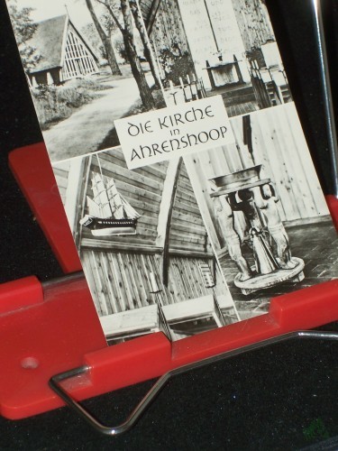 Artikelbild des Artikels “Die Kirche in AHRENSHOOP, erbaut 1951, Altarwand Inneraum und Taufbecken, Handschnitzung und Gestaltung, Doris Oberländer Seeberg, Alte Fischländer BriggFoto: Fritz Wegscheider “