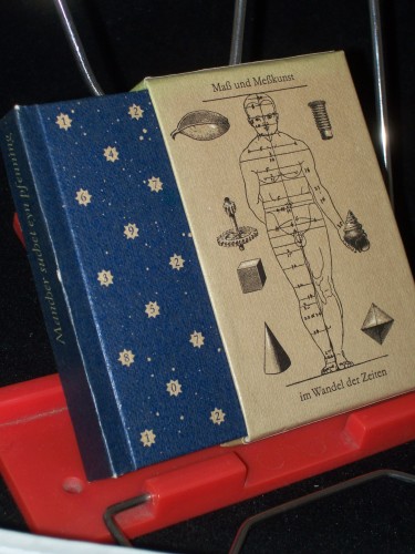 Artikelbild des Artikels “Mancher suchet eyn pfenning... und verbrinnt darbey drey lichte.
Aphorismen über Maß und Meßkunst im Wandel der Zeiten. Gesammelt
und ausgewählt von (...) Mit Graphikmontag. v. M. Gubig “