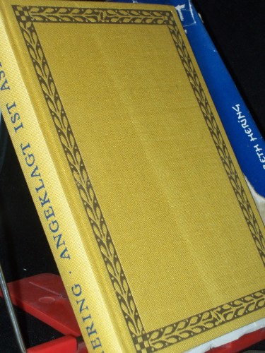 Artikelbild des Artikels “Angeklagt ist Aspasia / Elisabeth Hering. [Federzeichn. nach griech. Vasenbildern: Gerhard Stauf] “