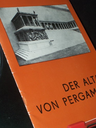 Artikelbild des Artikels “Der Altar Von Pergamon. Antikensammlung - 150 Jahre Staatliche Museen
Berlin 1830-1980 “